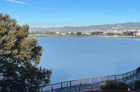 Waterfront Apartment Minutes to San Francisco Apartment in Emeryville