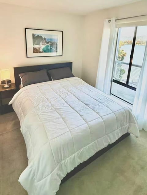 Waterfront Apartment Minutes to San Francisco Apartment in Emeryville