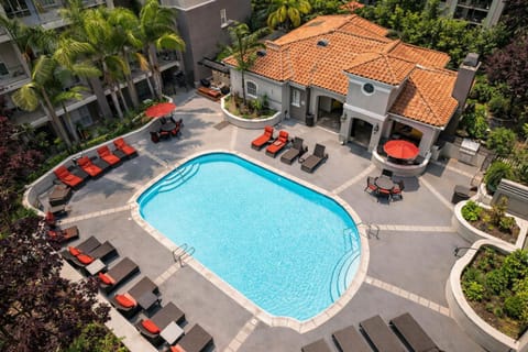 Property building, Patio, Day, Bird's eye view, Garden, Garden view, Pool view, Swimming pool, sunbed