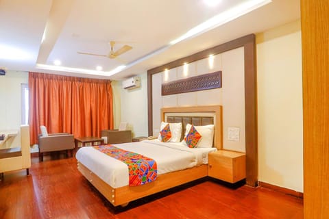 Bed, Coffee/tea facilities, View (from property/room), Dining area, Bedroom