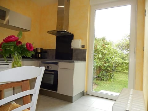 Kitchen or kitchenette, Garden view