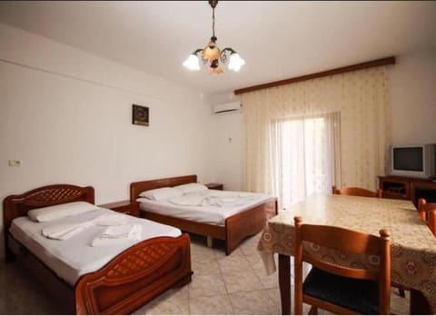 Dine Hotel Apartment in Ksamil