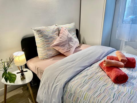 Bed, Photo of the whole room, Bedroom, towels