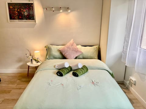 Bed, Photo of the whole room, Bedroom, towels