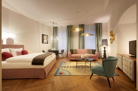 Bed, TV and multimedia, Living room, Seating area, Bedroom