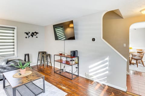 Cozy Home 4 Mi to YSU Campus Penguins Welcome! House in Youngstown