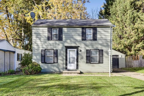 Cozy Home 4 Mi to YSU Campus Penguins Welcome! House in Youngstown