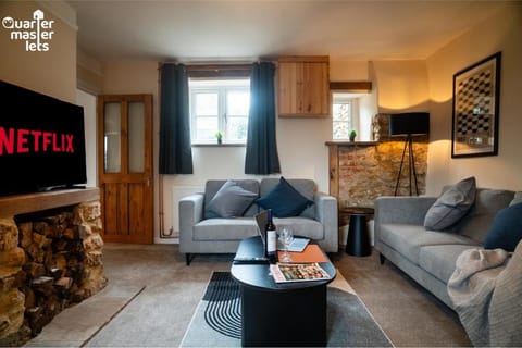 Communal lounge/ TV room, TV and multimedia, Living room, Decorative detail, Seating area, Garden view, Street view, Parking, fireplace, furniture, heating, internet, storage