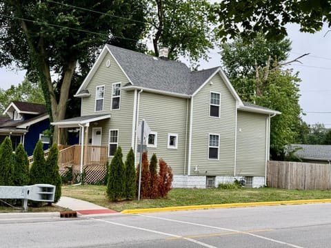 Near horseshoe and Hardrock Casino State line Escape 4 Bedroom 3 bathroom House in Hammond