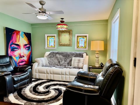 Near horseshoe and Hardrock Casino State line Escape 4 Bedroom 3 bathroom House in Hammond