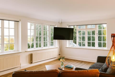 TV and multimedia, Living room, Seating area, internet