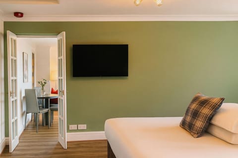 Bed, TV and multimedia, Bedroom