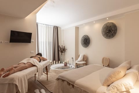 Bed, TV and multimedia, Living room, Photo of the whole room, Seating area, Bedroom