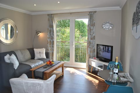 Lord Raglan House Apartments 2BR with Parking Apartment in Windsor