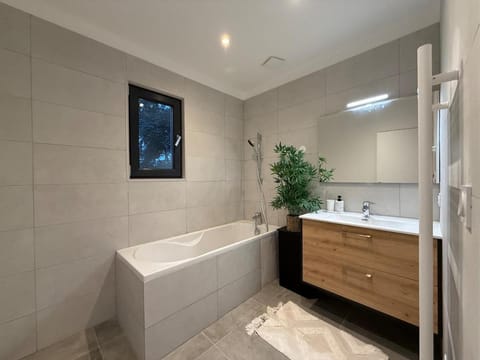 Modern house 4 bedrooms Villa in Tassin-la-Demi-Lune