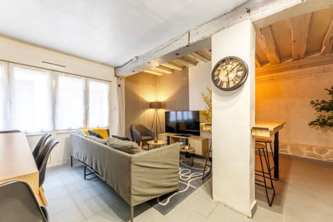 Communal lounge/ TV room, TV and multimedia, Living room, Seating area, Dining area