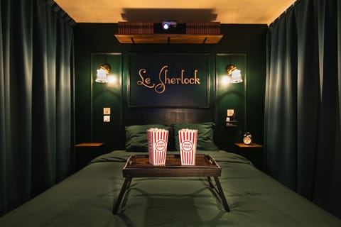 Property logo or sign, TV and multimedia, Photo of the whole room, Bedroom, Entertainment