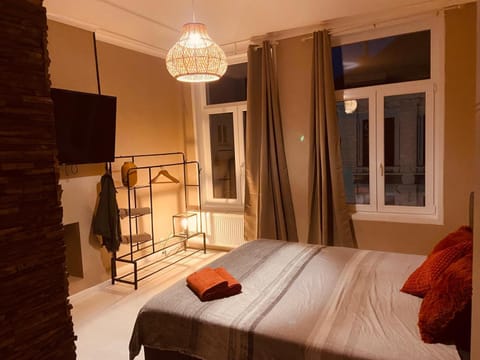 Bed, TV and multimedia, Photo of the whole room, Bedroom
