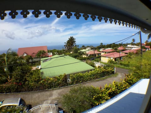 Appartement Les Bougainvilliers Vue Mer Bed and Breakfast in Guadeloupe