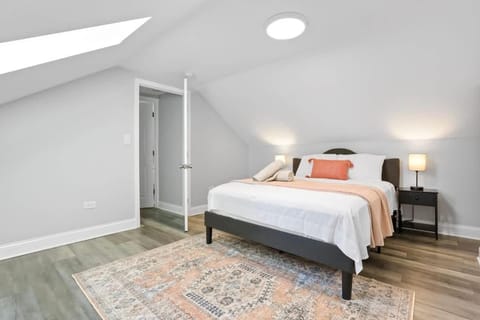 3 BD 2 BA Home near Ohare Airport sleeps 8 House in River Grove