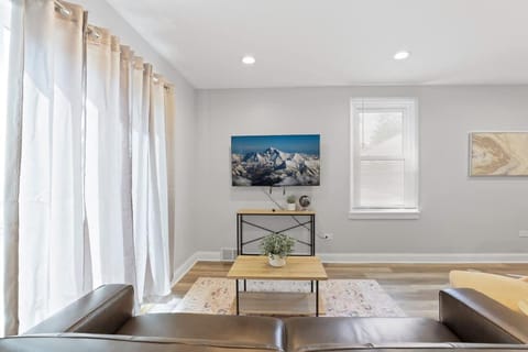 3 BD 2 BA Home near Ohare Airport sleeps 8 House in River Grove