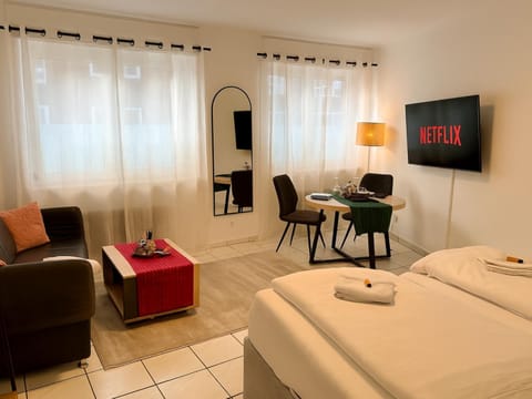 Bed, TV and multimedia, Living room, Photo of the whole room, Seating area, Dining area, Bedroom