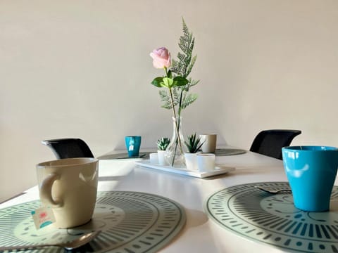 Coffee/tea facilities, Kitchen or kitchenette, Dining area