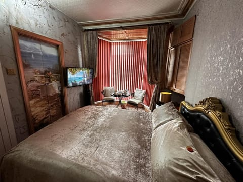 Bed, TV and multimedia, Photo of the whole room, Bedroom