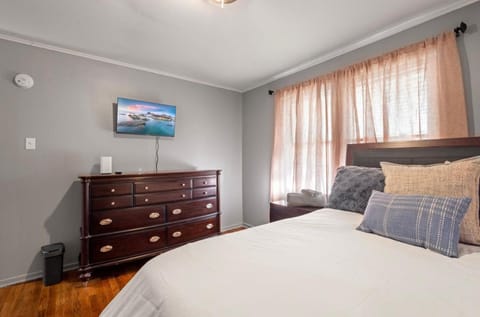 Serenity Home Free Parking & Wine Apartment in Burbank