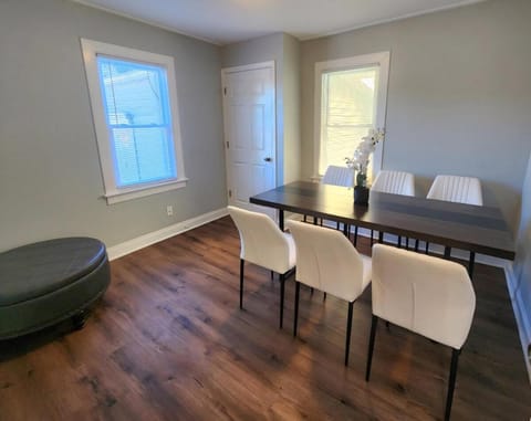 Crestwood Gem House in Crestwood