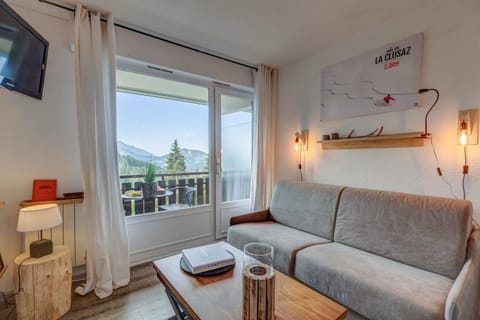 Slow Chalet des Bois 2min walk from slopes Nordic Alpine skiing Apartment in Manigod