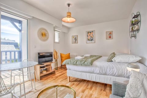 Bed, TV and multimedia, Photo of the whole room, Bedroom