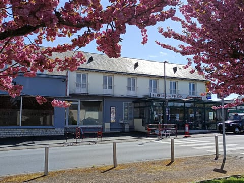 Property building, Lounge or bar, Location, Parking