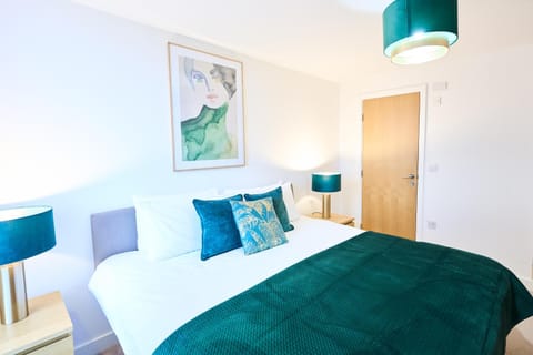 ShortstayMK Vizion apartments, with free superfast wi-fi, parking, Sky sports and movies Condo in Milton Keynes