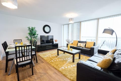 ShortstayMK Vizion apartments, with free superfast wi-fi, parking, Sky sports and movies Condominio in Milton Keynes