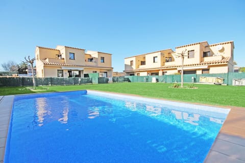 Property building, Garden, Swimming pool