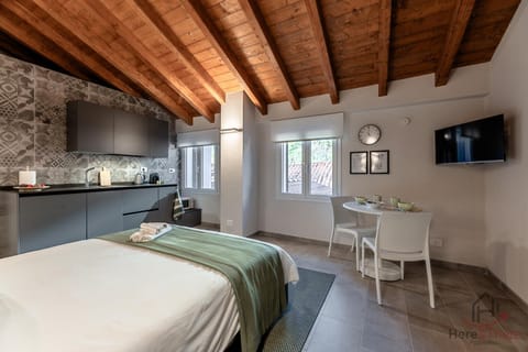 Kitchen or kitchenette, Bedroom