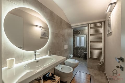 Shower, Toilet, towels