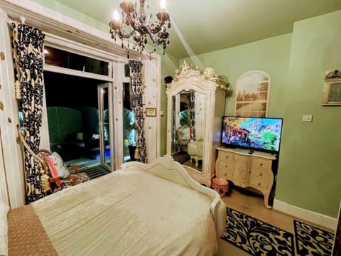 Bed, TV and multimedia, Photo of the whole room