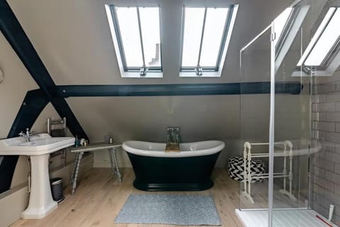 Loft apartment in converted Cotswold church Apartment in Chipping Norton