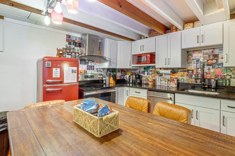 Hot Tub, Trails and Tranquil Views! Cozy SeaTac Spot House in SeaTac