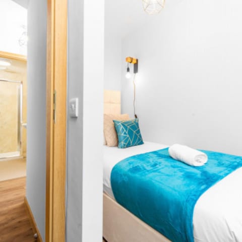 Bed, Bedroom, towels