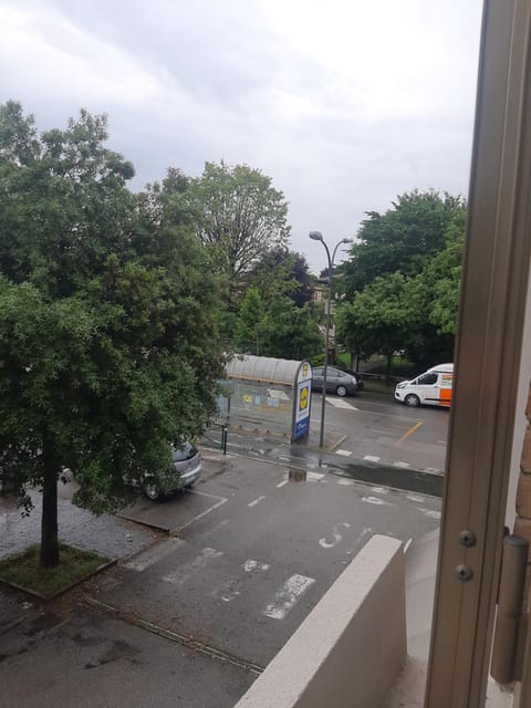 Patio, Day, Balcony/Terrace, Street view, Parking