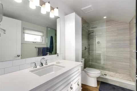 Cozy modern floating home next to Lonsdale Quay House in North Vancouver