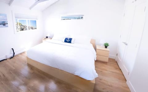 Cozy modern floating home next to Lonsdale Quay House in North Vancouver