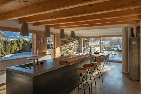 Kitchen or kitchenette, Dining area