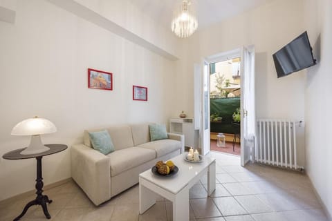 Communal lounge/ TV room, TV and multimedia, Living room, Seating area, Evening entertainment, internet
