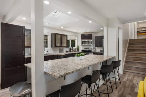 Serene Group Getaway Prime Location House in Paine Lake Stickney