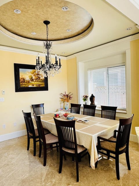 Grace Sweet Homes King size Bedroom with shared kitchen and living room Apartment in Richmond