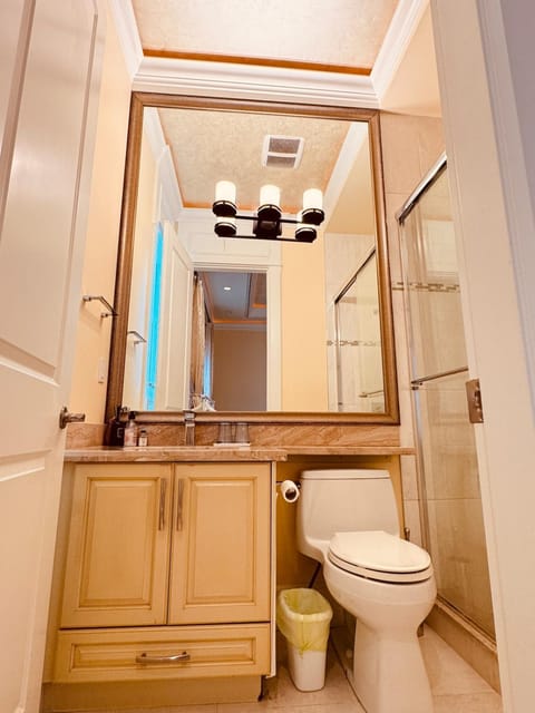 Grace Sweet Homes King size Bedroom with shared kitchen and living room Apartment in Richmond